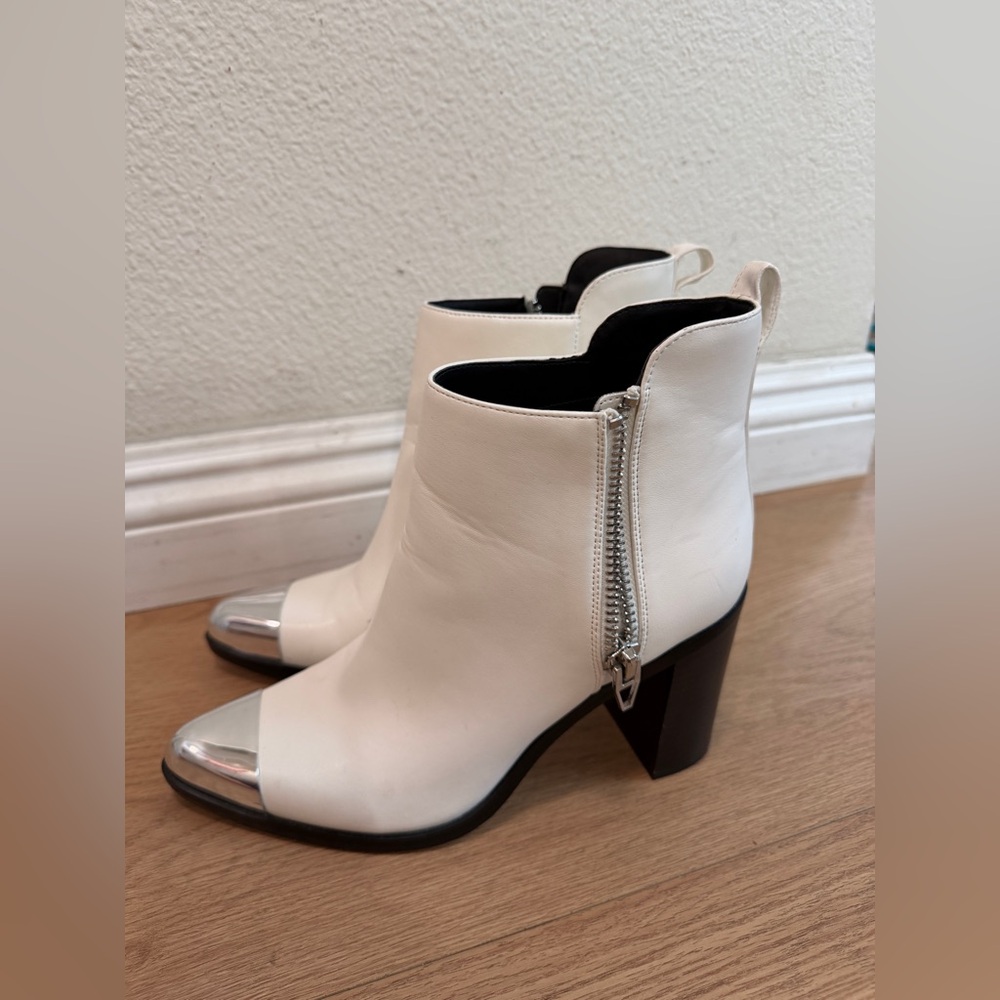 Katy Perry White Ankle Boots Silver Metal Toe Western Booties Size 8 - Picture 5 of 9
